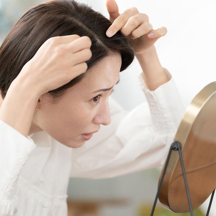 秋の髪悩みに備えるには、夏のうちから“頭皮の水分補給”がカギ