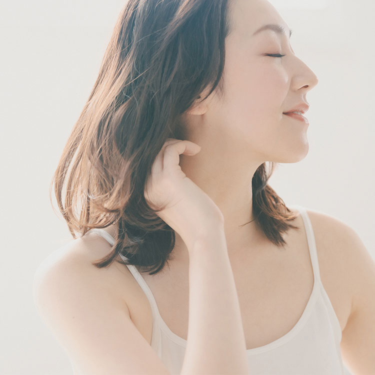 秋の髪悩みに備えるには、夏のうちから“頭皮の水分補給”がカギ