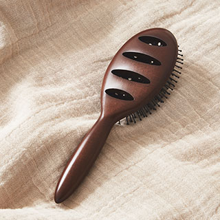 硬くなりがちな頭皮に！心地よくほぐす「ブラッシング習慣」のすすめ